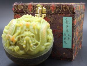 「二龍爭珠」巨型手雕 天然夜明珠